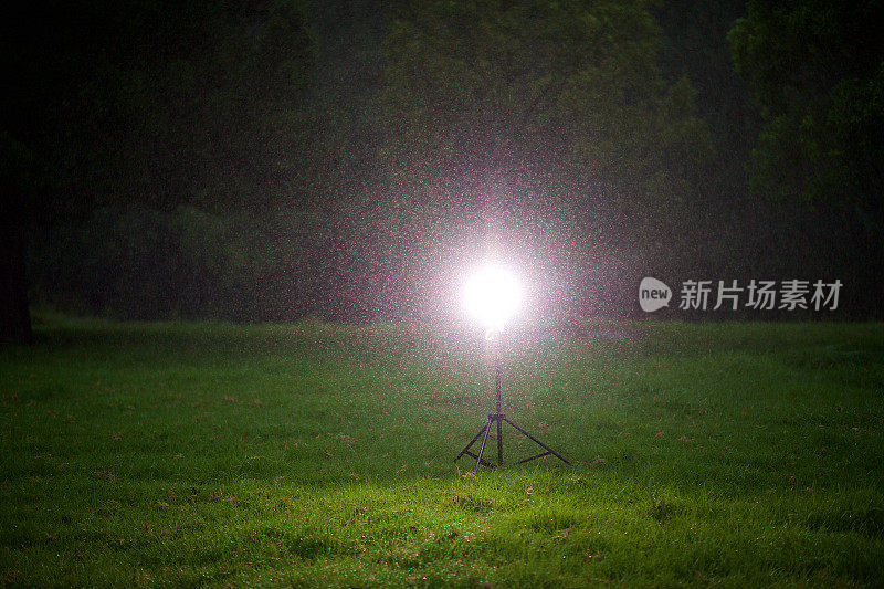 Studio light on a stand在雨中